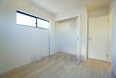 明るい洋室です。ナチュラル色のフローリングで開放的な優しい雰囲気になっています＾＾ベッドや机、ＴＶを置いてもゆとりのある広さです。