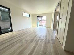 夏は強い日差しをカット、冬は暖かな遮熱高断熱型Low-Eガラスを採用。夏の強い日差しを約60%カットし、冷房効果を高めます。紫外線もカットするため紫外線による日焼けも抑制。