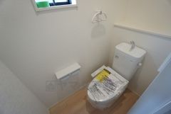 温水洗浄機付トイレです。節水機能もあるので、安心して使えますね。もちろん、1階2階の2ヶ所にトイレがあるので、忙しい朝にもゆとりができますね。