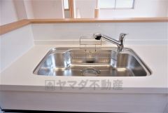 同仕様写真。広々とした凸型シンクに洗剤ポケットを標準装備。大きなお鍋など洗いやすいです。