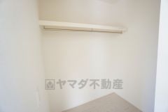 収納力豊富なウォークインクローゼット付き。洋服や小物などを1箇所にまとめて美しい収納を実現します。