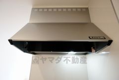 同仕様写真。調理により発生する油煙や臭いを吸い込み、屋外へ排気してくれます。