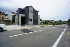 2面採光を確保した明るい室内は、風通しも良く、大変居心地の良い空間となっております。爽やかな風を感じて起きる朝は、快適生活の始まりに。