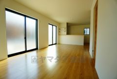 同仕様写真。家族が集まる開放的なリビング。約17帖の大空間で毎日のお食事が楽しみです＾＾思い思いの時間を過ごしたり、家族みんなで食事をしたり、素敵な団らんの場になりますね。