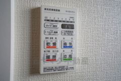 浴室暖房乾燥機には、暖房、乾燥、涼風、換気の4つの機能が付いています。タイマー付きです。