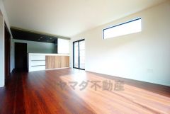 対面式キッチンを中心としたリビングダイニングで家族の会話が弾みそうです。