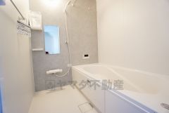 1日の疲れを癒すくつろぎのバスルーム。足を伸ばしてもゆったりと入れるサイズです。お子様と一緒にお風呂に入っても狭くないですね^^