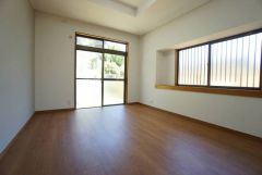 大きな窓のあるリビングは、陽光あふれる明るい空間です。居心地良く、ご家族皆がゆったりくつろげる憩いの空間となりそうです。