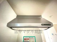 調理により発生する油煙や臭いを吸い込み、屋外へ排気してくれます。