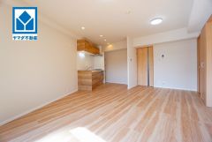 家族が集まる開放的なリビング。思い思いの時間を過ごしたり、家族みんなで食事をしたり、素敵な団らんの場になりますね。