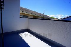 陽当たりの良いバルコニーです。お洗濯やお布団干しはもちろん、日光浴スペースにも。足元は防水工事施工済です。