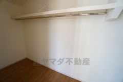 日用品や趣味の道具などの収納に便利です。納戸はデスクを設置して書斎としても活用できます。