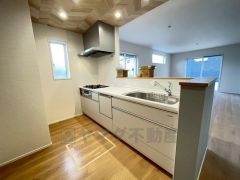 対面式カウンターキッチンでお子様の様子が見守れます。カウンタートップは耐熱性に優れており、日ごろのお掃除もふき取るだけでＯＫ。ステンレスシンクも簡単にお掃除できますよ。