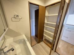 洗面所には収納スペースを確保。散らかりがちなバスタオルや清掃用品、化粧品や予備のシャンプー等もきれいに整頓できますね。