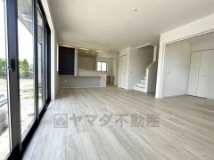 対面キッチンなので、ご家族の様子が見え、会話が弾むリビングです。リビングは広々とした設計で、家族が集い、寛ぐ暮らしの空間を演出しています。