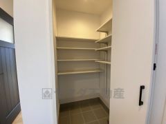 シューズインクローゼットも完備されており、玄関収納も問題ありません。棚の上にお花など飾ってインテリアも楽しめますね。