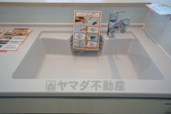 色も形もキレイなシンクは、広さも確保しているので、大きめの鍋も簡単に洗えます。