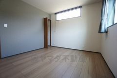収納力豊富なウォークインクローゼット付き。洋服や小物などを1箇所にまとめて美しい収納を実現します。