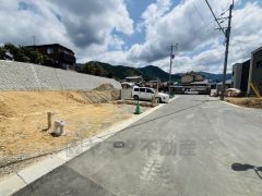 前面道路は約6ｍと駐車がスムーズにできます＾＾ 居住者のみの通行で交通量が少なく小さなお子様がいるご家庭も安心です＾＾