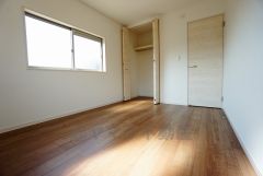 同仕様写真。木目調のシンプルデザインで落ち着きと安らぎの空間に仕上げています。各部屋に収納が完備されているので、お荷物が多くなっても安心の設計です。