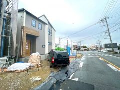 前面道路は南側6.7ｍ、北西側7.5ｍと広く駐車がスムーズにできます＾＾