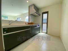 対面式カウンターキッチンでお子様の様子が見守れます。カウンタートップは耐熱性に優れており、日ごろのお掃除もふき取るだけでＯＫ。ステンレスシンクも簡単にお掃除できますよ。