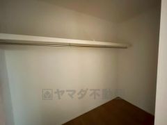 収納力豊富なウォークインクローゼット付き。洋服や小物などを1箇所にまとめて美しい収納を実現します。