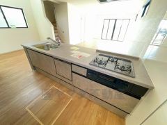 対面式カウンターキッチンでお子様の様子が見守れます。カウンタートップは耐熱性に優れており、日ごろのお掃除もふき取るだけでＯＫ。ステンレスシンクも簡単にお掃除できますよ。