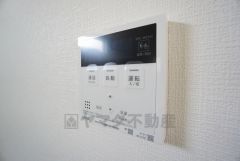 キッチン横からお湯張り、追い炊き、足し湯がボタン一つで楽々操作できる給湯機リモコンです＾＾忙しい夕飯の準備の時間帯に重宝しますね。