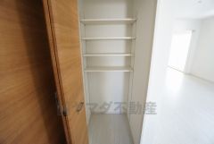 同仕様写真。キッチン横パントリー収納完備。
