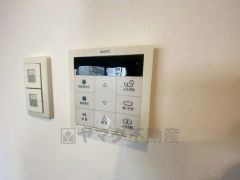キッチン横からお湯張り、追い炊き、足し湯がボタン一つで楽々操作できる給湯機リモコンです＾＾忙しい夕飯の準備の時間帯に重宝しますね。
