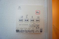 雨の日の洗濯も安心できる浴室暖房乾燥機付き浴室。リモコンで操作もボタン1つで簡単。 浴室暖房乾燥機には、暖房、乾燥、涼風、換気の4つの機能が付いています。タイマー付きです。