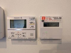 キッチン横からお湯張り、追い炊き、足し湯がボタン一つで楽々操作できる給湯機リモコンです＾＾忙しい夕飯の準備の時間帯に重宝しますね。