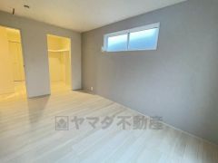 暖かい日差しが差し込む洋室。たっぷり収納できるクローゼット付きでお部屋の中をすっきりと快適に保てます。