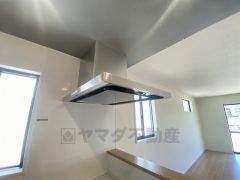 同仕様写真。調理により発生する油煙や臭いを吸い込み、屋外へ排気してくれます。