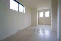 一部屋で利用することも、お子様が大きくなれば二部屋として用途によって可動間仕切りの出来る洋室です＾＾