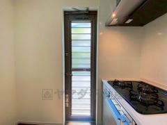 勝手口付きキッチン。においがこもりやすいキッチンの換気にも役立ちます。ごみの仮置きにもなり、便利です＾＾