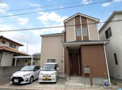 駐車スペースはゆとりある2台分を確保。マイカー用に、お客さま用に、余裕を持ってご利用いただけます^^