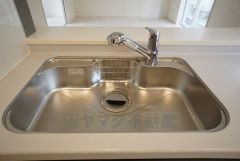 広々とした凸型シンクに洗剤ポケットを標準装備。大きなお鍋など洗いやすいです。洗剤や石鹸、スポンジもすっきりできる収納付き。