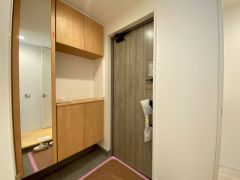 たっぷり収納できるシューズボックスです。家族全員の靴がきれいに整頓できます。棚の上にお花や写真を飾っても良いですね。