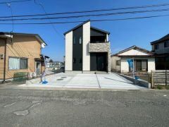 並列駐車3台分を確保。ご夫婦で1台ずつ所有でき、急な来客やご友人なども停められて安心です＾＾