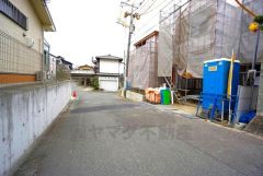 駐車スペースはゆとりある2台分を確保。マイカー用に、お客さま用に、余裕を持ってご利用いただけます。