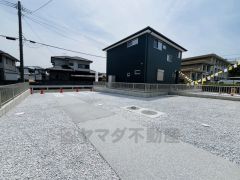 こちらの家には停めやすい並列駐車が2台分ついてます。車好きのご主人の洗車もゆったり。夏休みにはお子様の家庭用プールもできちゃいます。