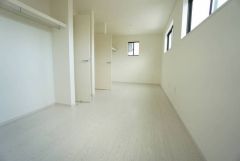 主寝室としてお使いいただけそうなこちらのお部屋は、日当たりが良く、爽やかな風を感じて起きる朝は、快適生活の始まりに。