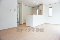 同仕様写真。家族が集まる開放的なリビング。約16帖の大空間で毎日のお食事が楽しみです＾＾思い思いの時間を過ごしたり、家族みんなで食事をしたり、素敵な団らんの場になりますね。