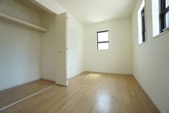 木目調のシンプルデザインで落ち着きと安らぎの空間に仕上げています。各部屋に収納が完備されているので、お荷物が多くなっても安心の設計です。