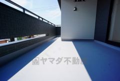幅広のインナーバルコニーは洗濯物を守りやすく、眩しすぎる日差しも和らげます。 南側に面した大型のバルコニーは日当たり良好です。お洗濯物も気持ちよく干せそうです。