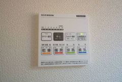 雨の日の洗濯も安心できる浴室暖房乾燥機付き浴室。リモコンで操作もボタン1つで簡単。 浴室暖房乾燥機には、暖房、乾燥、涼風、換気の4つの機能が付いています。タイマー付きです。