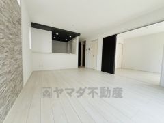 リビングは広々とした設計で、家族が集い、寛ぐ暮らしの空間を演出しています。将来にわたって住みやすくプランニングを重ねて設計された間取で日々の生活をしやすい導線を考えた居住空間を創り上げております＾＾