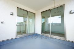 同仕様写真。広々としたバルコニー。 天気のいい日にはお布団もまとめて干せそうですね＾＾ 陽当たり、風通し良好です＾＾